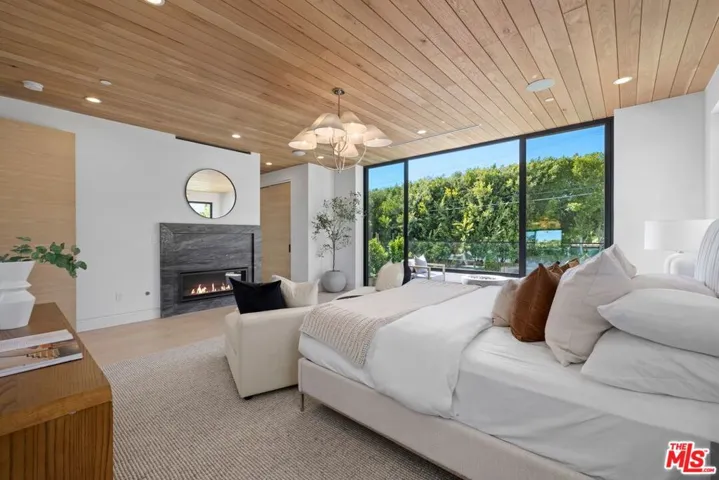 11943 Foxboro Drive, Los Angeles, California 90049
