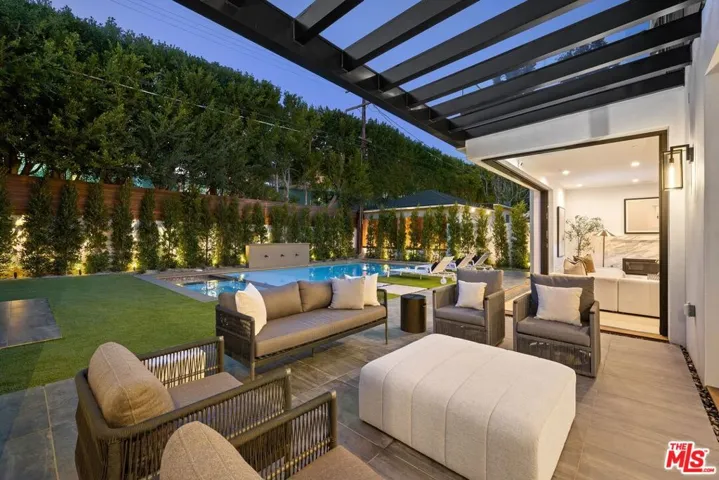 11943 Foxboro Drive, Los Angeles, California 90049