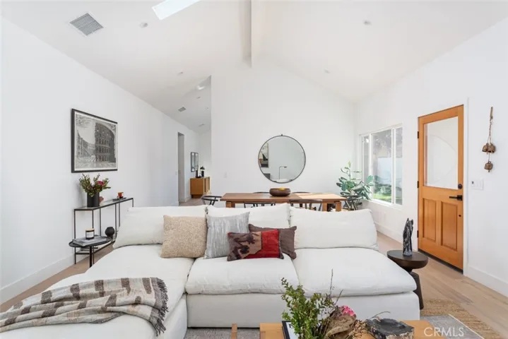 1071 Santa Rosa Avenue, Costa Mesa, California 92626