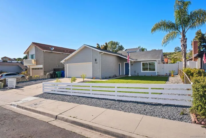 How cute is this fenced yard?