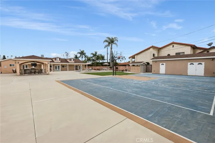 Basketball/Pickleball Court