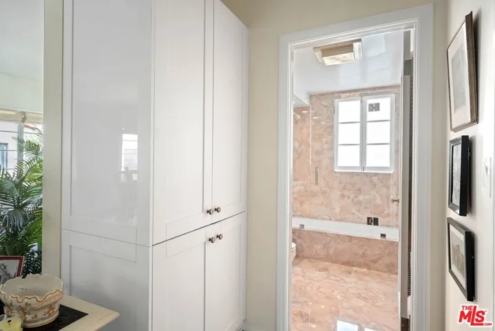 109 N Sycamore Avenue 204, Los Angeles, California 90036