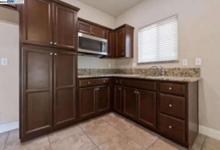 2130 W Bryman St, Hanford, California 93230