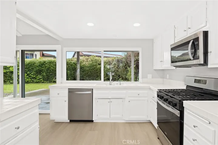 Brand new gas stove, microwave hood and dishwasher