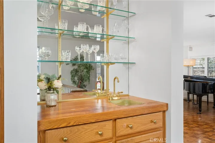 Classic wet bar