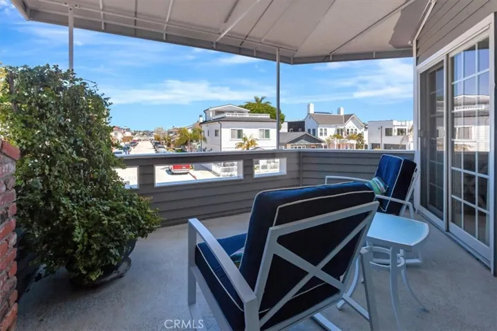 Upstairs View Deck-Relax and watch the boats pass by in the bay.