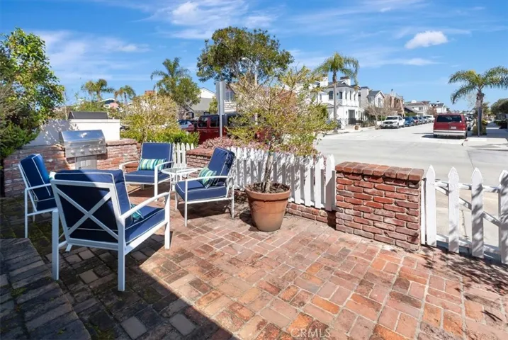 Spacious Patio with built-in BBQ