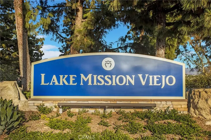 Lake MV membership conveys with this house.