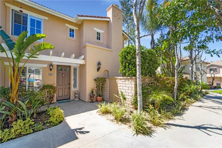 This fabulous entrance welcomes you home!