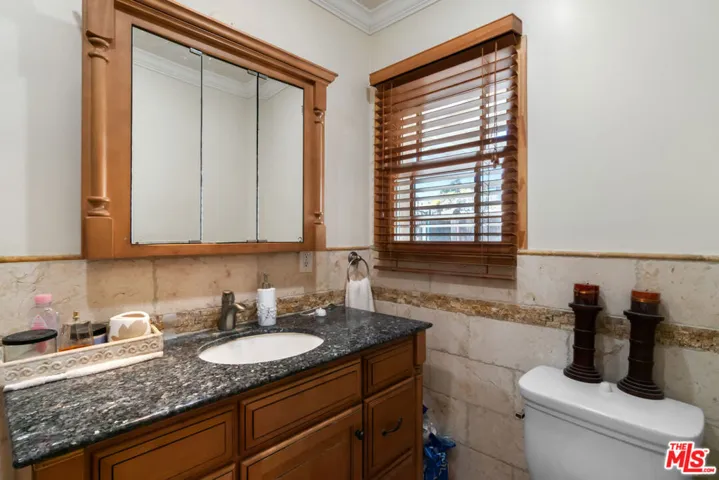Bathroom of 6632
