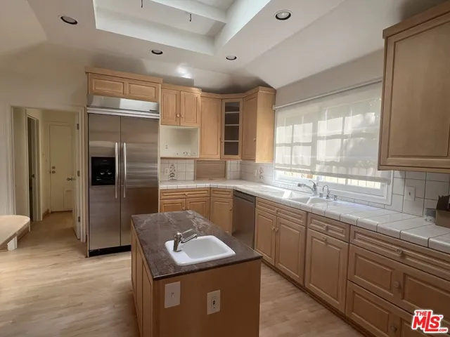 Kitchen with 2 Sinks