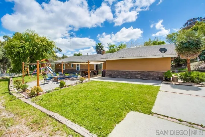 1566 La Vine Lane, Vista, California 92084
