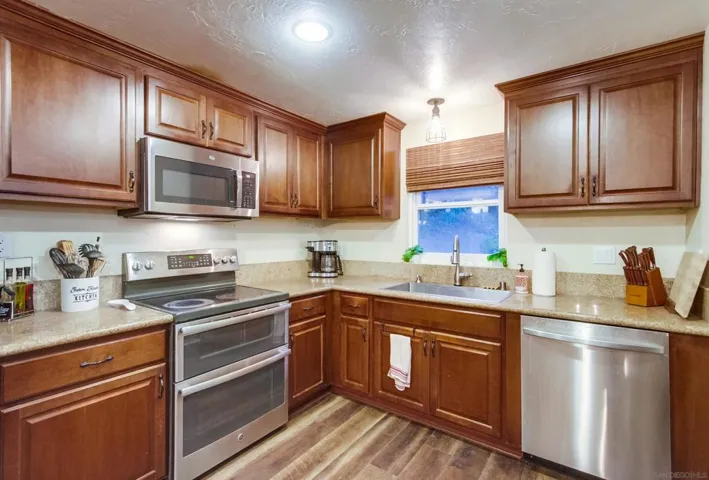 1566 La Vine Lane, Vista, California 92084