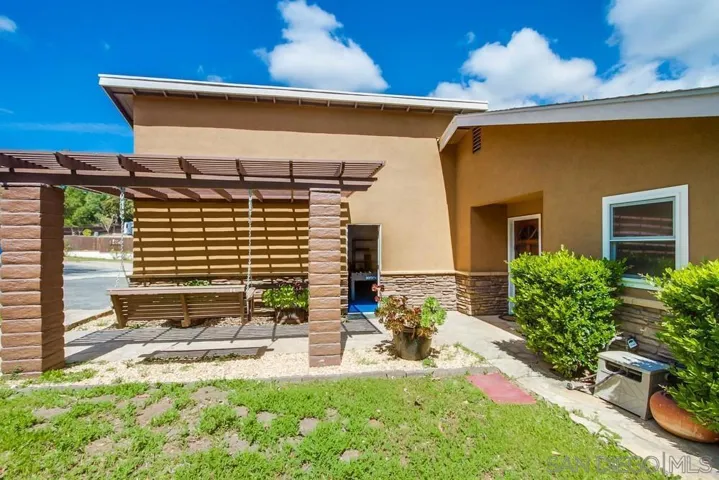 1566 La Vine Lane, Vista, California 92084