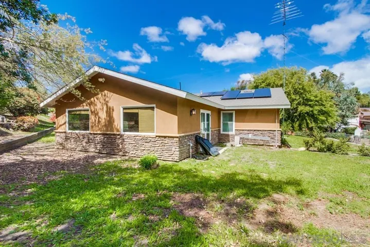 1566 La Vine Lane, Vista, California 92084