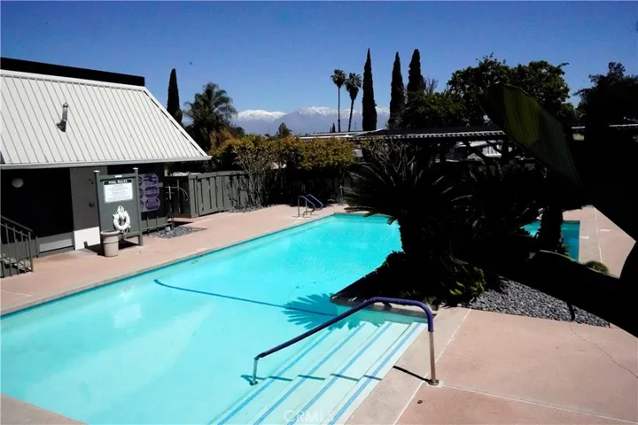 POOL AND JACUZZI