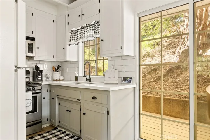 922 Lausanne Drive, Crestline, California 92325