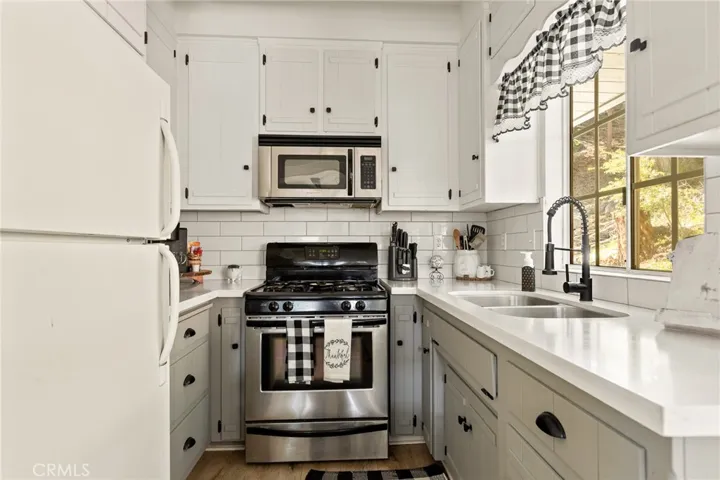 922 Lausanne Drive, Crestline, California 92325
