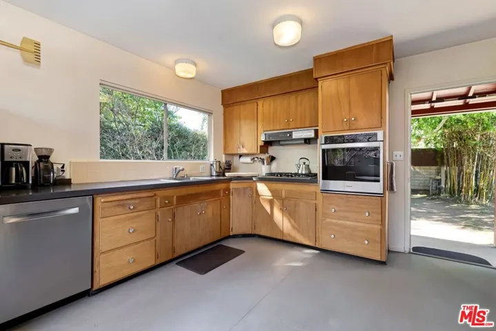 1337 Palms Boulevard, Venice, California 90291