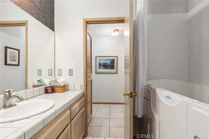 Main Bathroom w/walk-in tub