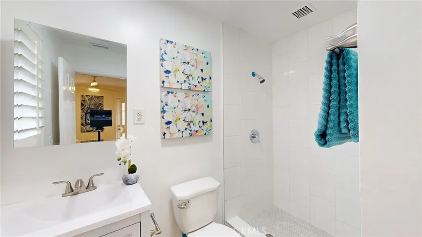 MAIN BATHROOM (3/4)