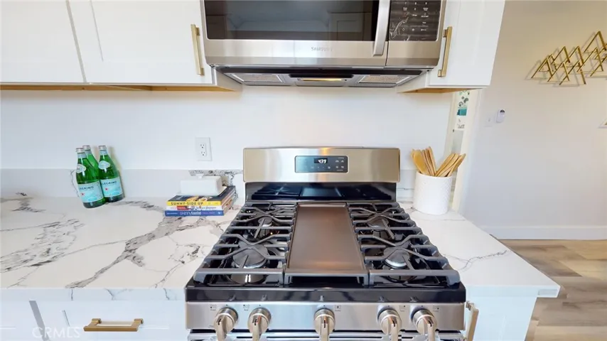 STOVE & MICROWAVE (NEW)