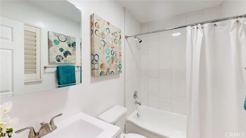 HALL BATHROOM (FULL)