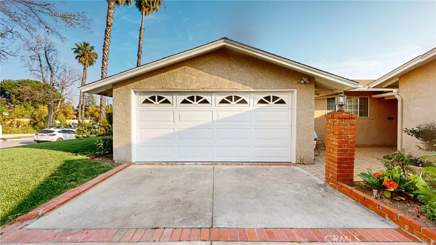 2 CAR GARAGE