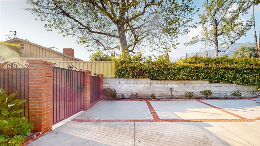 SPACIOUS DRIVEWAY