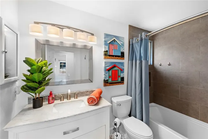 Upstair hall bathroom