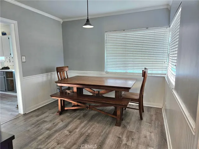 dining area, door to kitchen