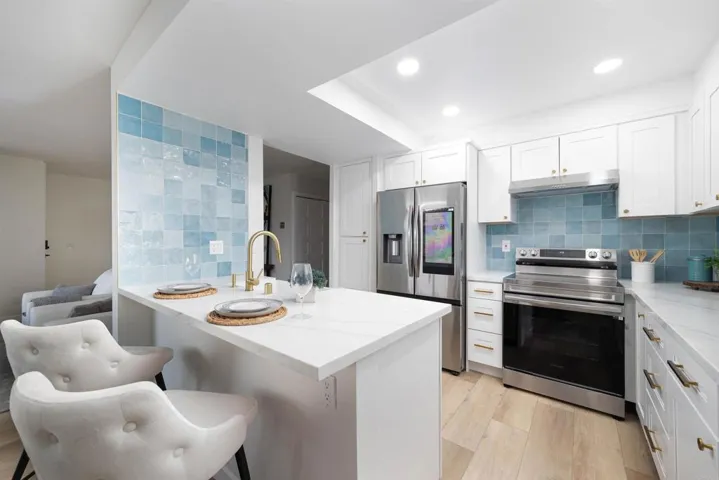 190 Del Mar Shores 88, Solana Beach, California 92075