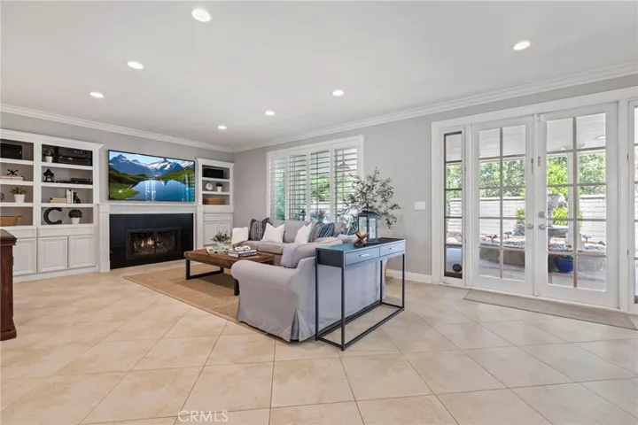 Large family room that opens to the kitchen.