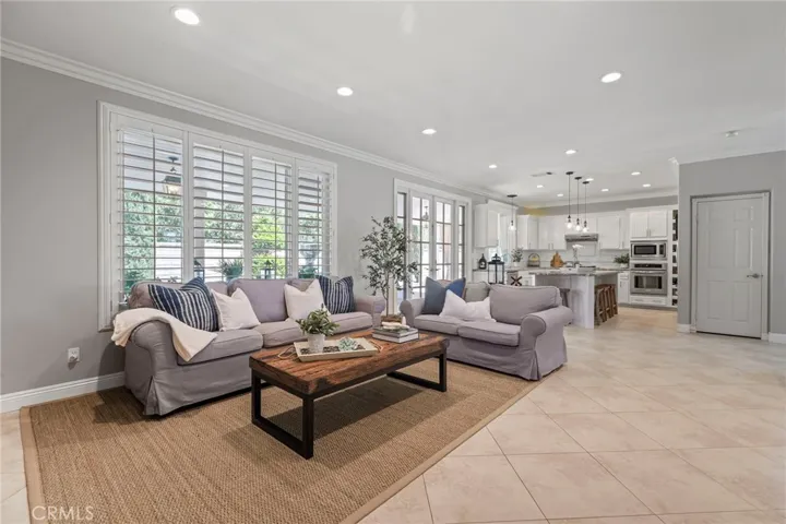 Open floor plan that ight & bright.