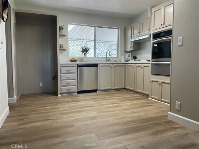 Wide open kitchen, with enough room for a rolling island