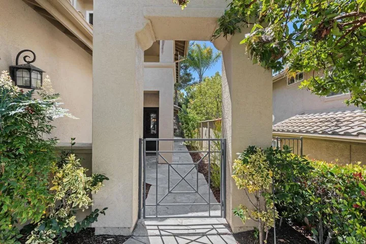 759 Calle Montera, Escondido, California 92025