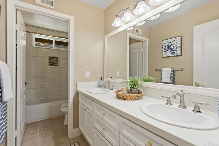 759 Calle Montera, Escondido, California 92025