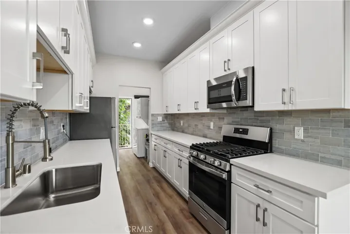 1045 W 42nd Place A, Los Angeles, California 90037