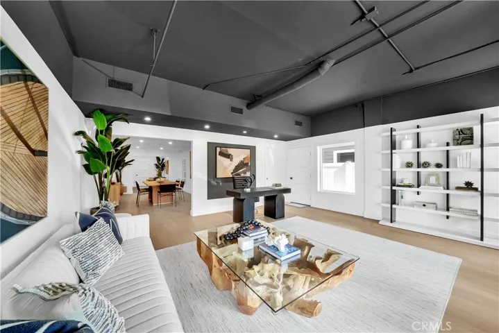 SPACIOUS RETAIL LOCATION

SPACIOUS RETAIL LOCATION