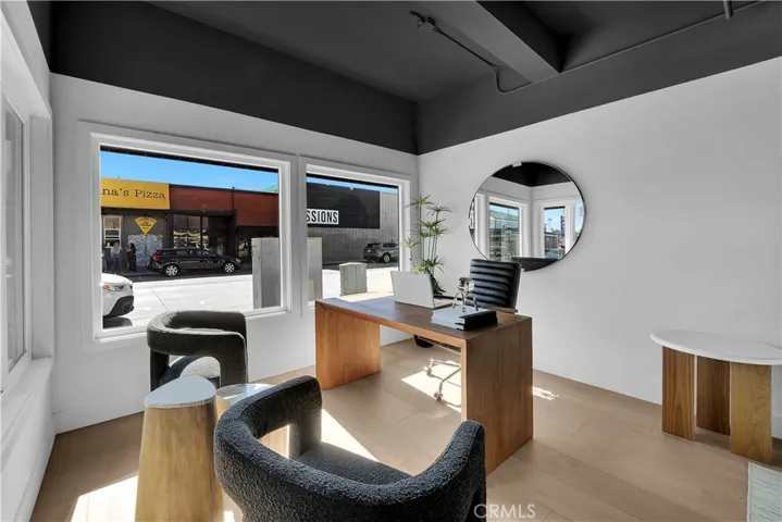 LARGE PICTURE WINDOW STOREFRONT