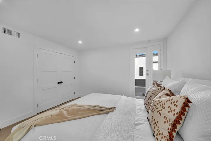SPACIOUS BEDROOM WITH CLOSET