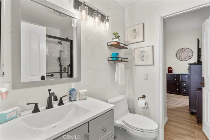 Hallway bathroom adjoins bedroom #2