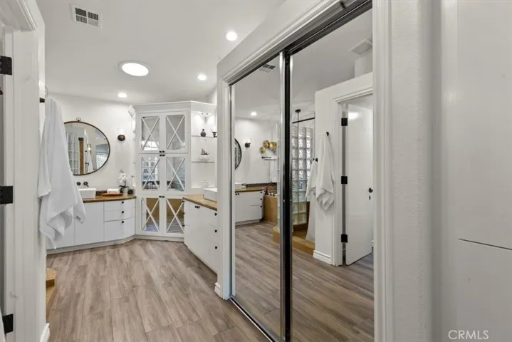 Bright beautiful en suite with walk-in closet and separate mirrored closet.