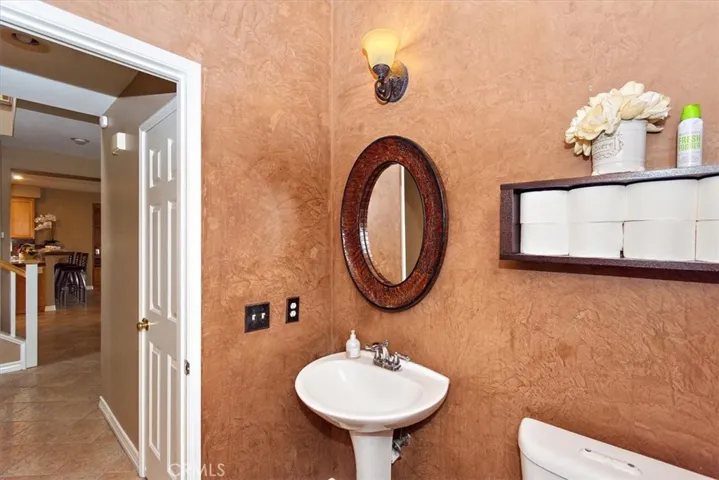 Powder room, 1/2 bath.