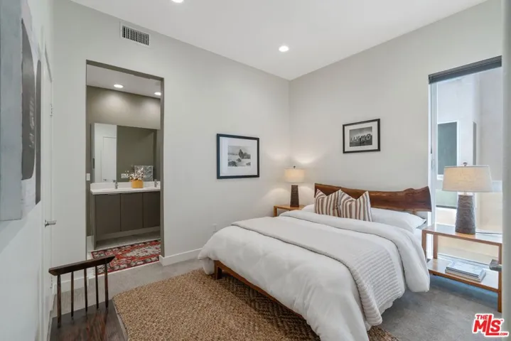 10921 1/2 Otsego Street, North Hollywood, California 91601