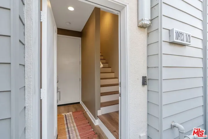 10921 1/2 Otsego Street, North Hollywood, California 91601