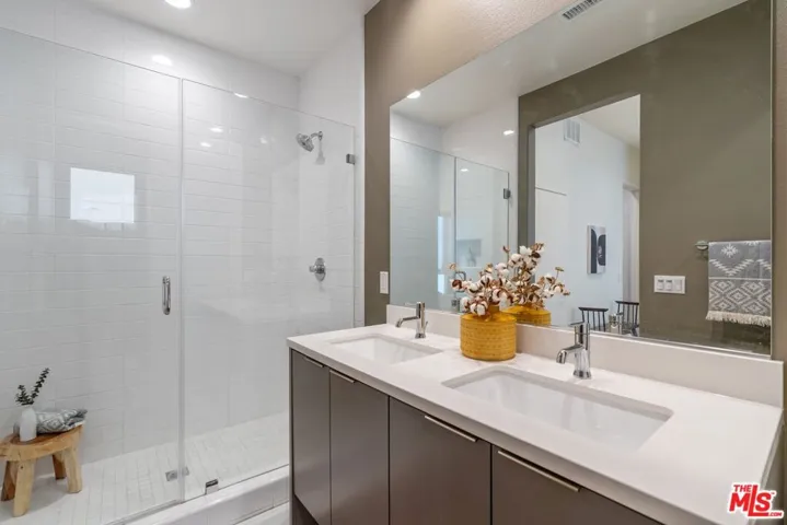 10921 1/2 Otsego Street, North Hollywood, California 91601