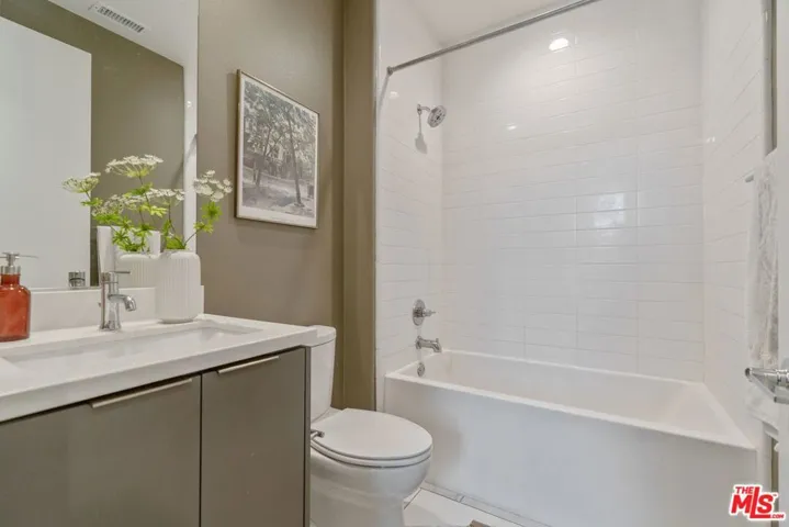 10921 1/2 Otsego Street, North Hollywood, California 91601