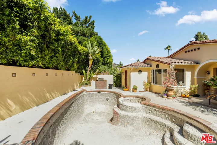 1437 E Mountain Street, Glendale, California 91207