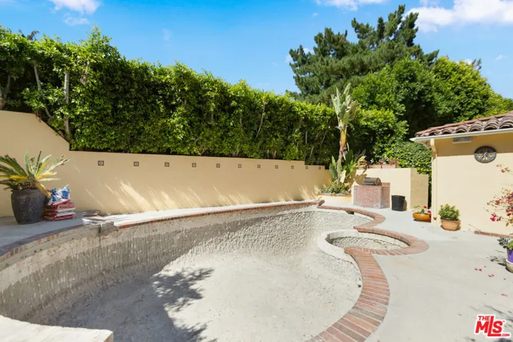 1437 E Mountain Street, Glendale, California 91207